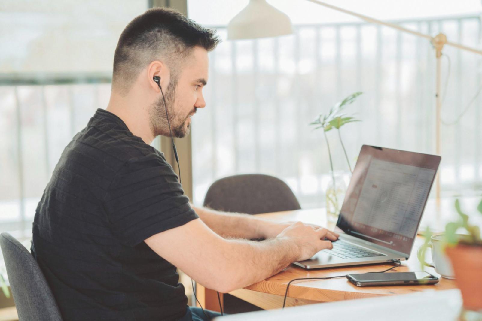 Atelier de formation financière avec analyse de cas réels